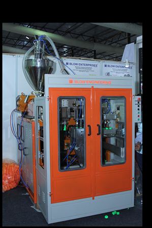 Multicavity Auto Deflashing Plastic Extrusion Blow Molding Machine